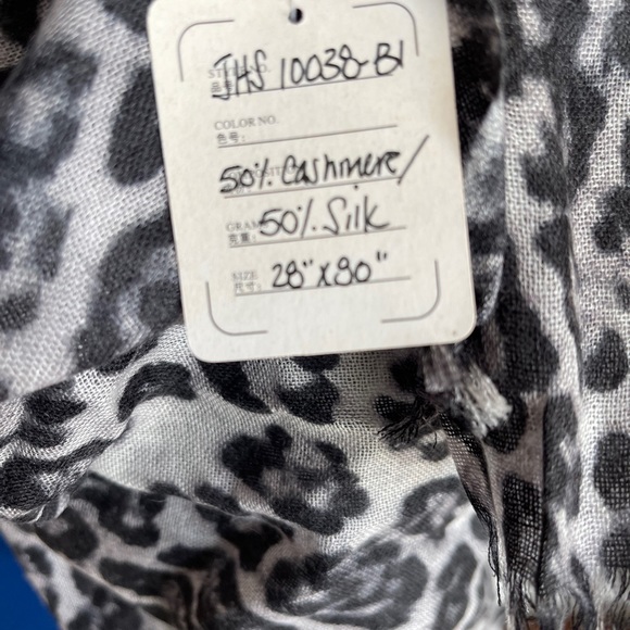 Silk/Cashmere Animal Print Scarf - Picture 4 of 4